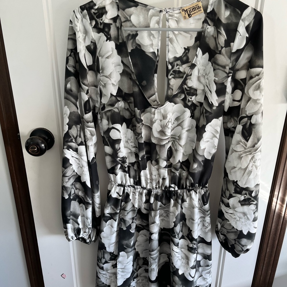 Show me your mumu mini floral black and white dress, excellent condition